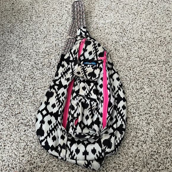 Kavu Handbags - Kavu rope bag. Pink/black